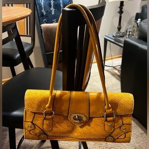 Vinyl yellow purse in excellent condition
